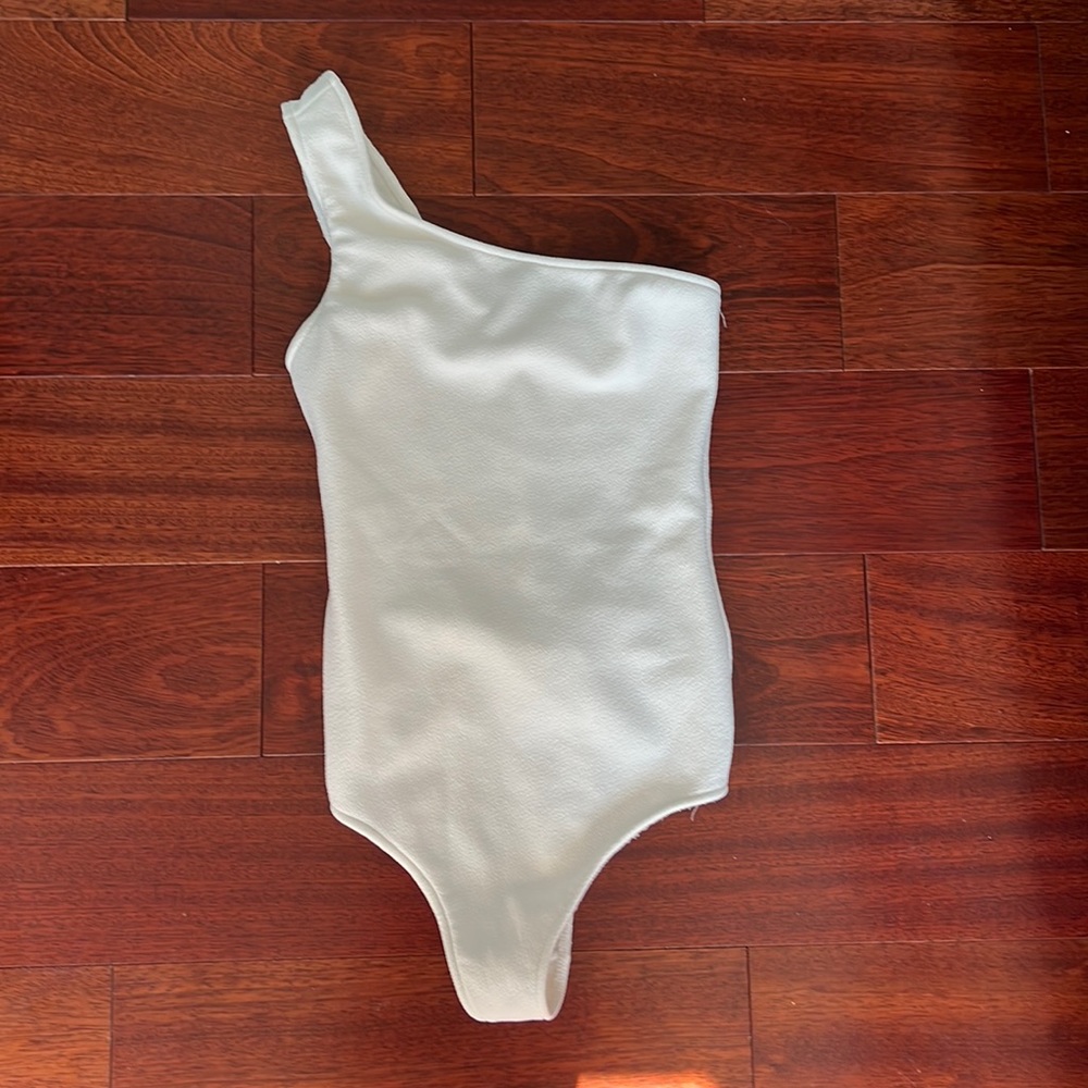 Show Me Your Mu Mu White one shoulder body suit size small